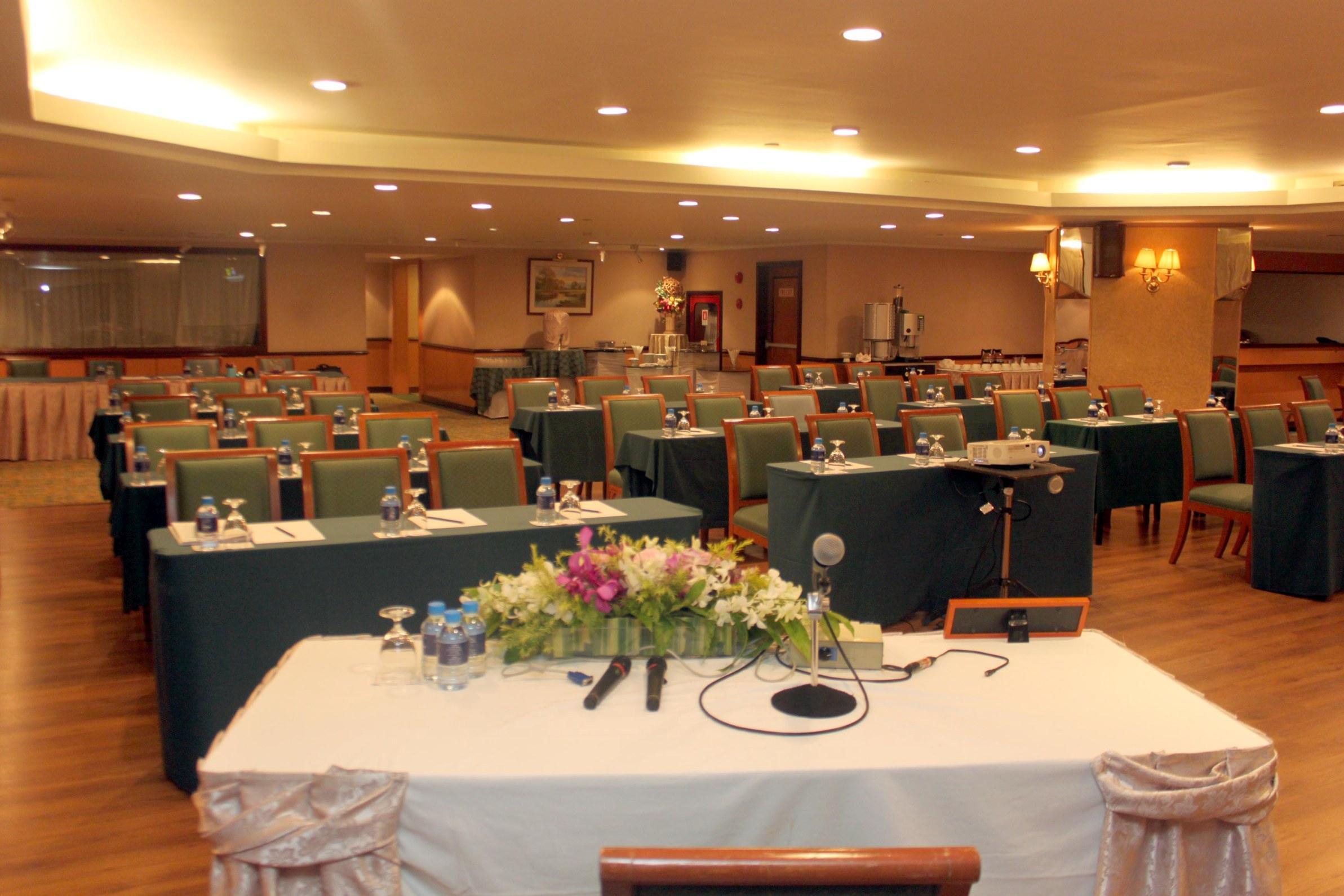Golden Tulip Sovereign Hotel Бангкок Экстерьер фото