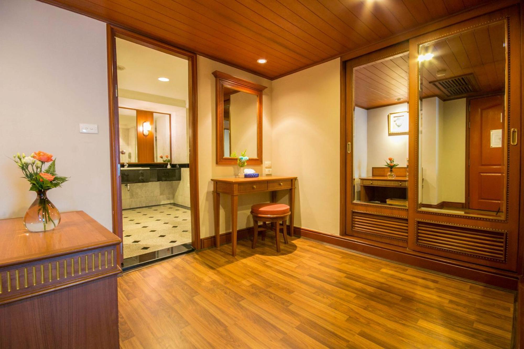 Golden Tulip Sovereign Hotel Бангкок Экстерьер фото