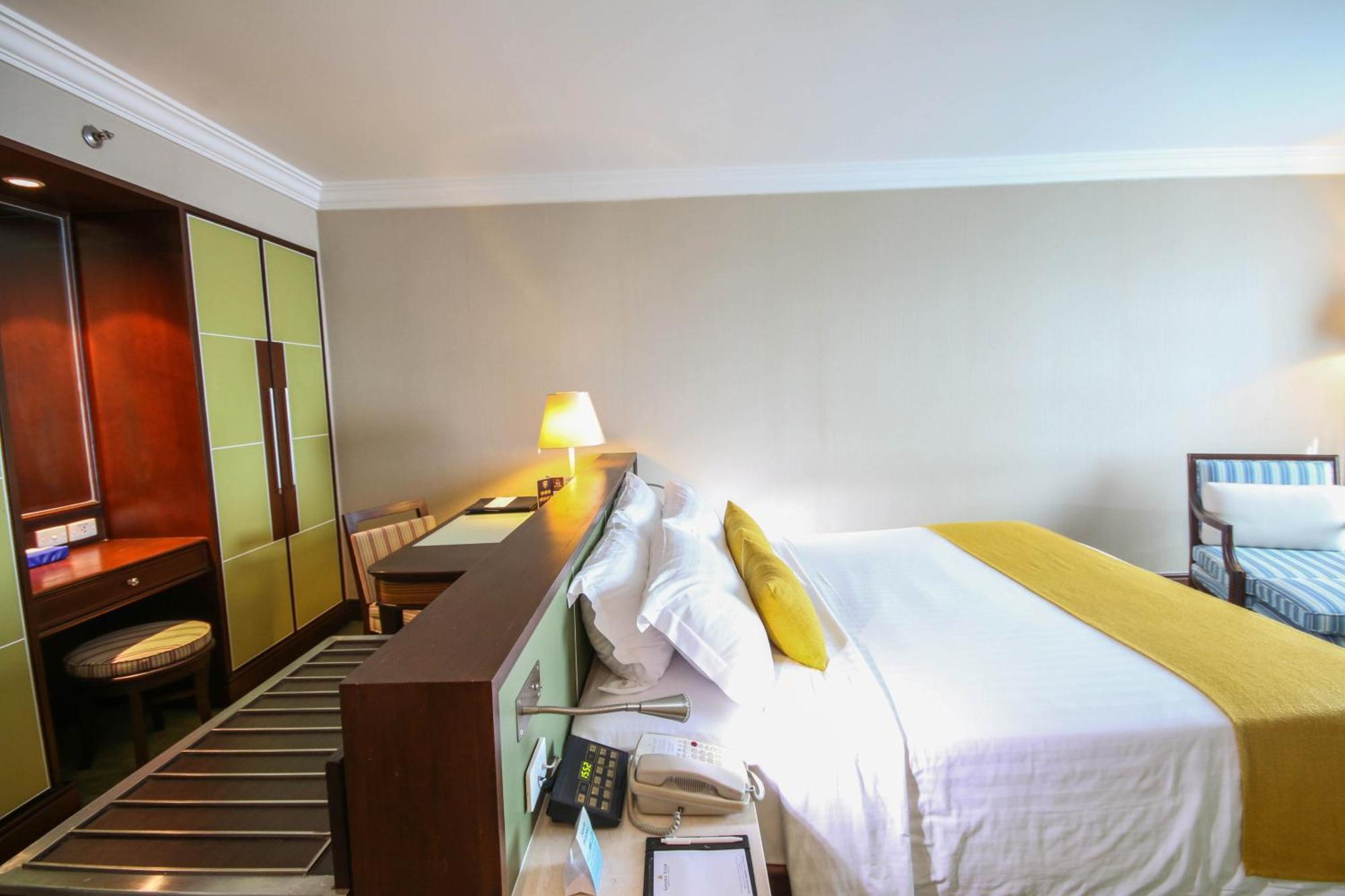 Golden Tulip Sovereign Hotel Бангкок Экстерьер фото