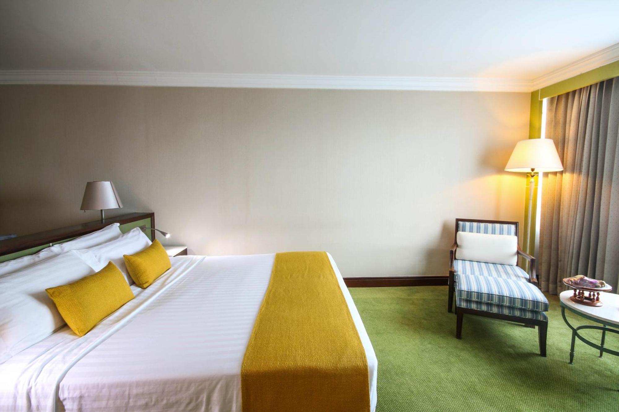 Golden Tulip Sovereign Hotel Бангкок Экстерьер фото