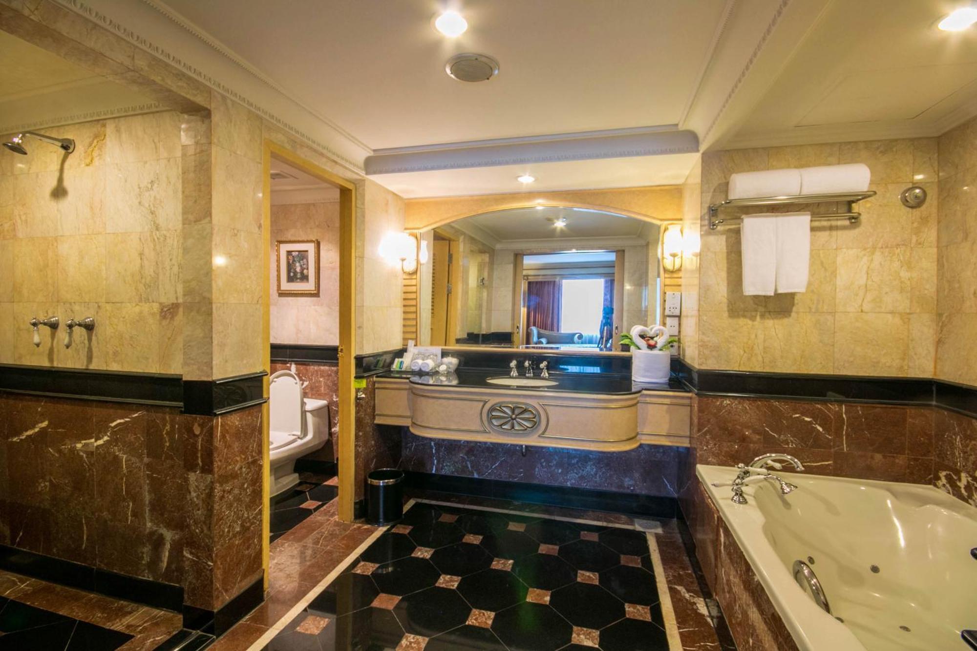Golden Tulip Sovereign Hotel Бангкок Экстерьер фото