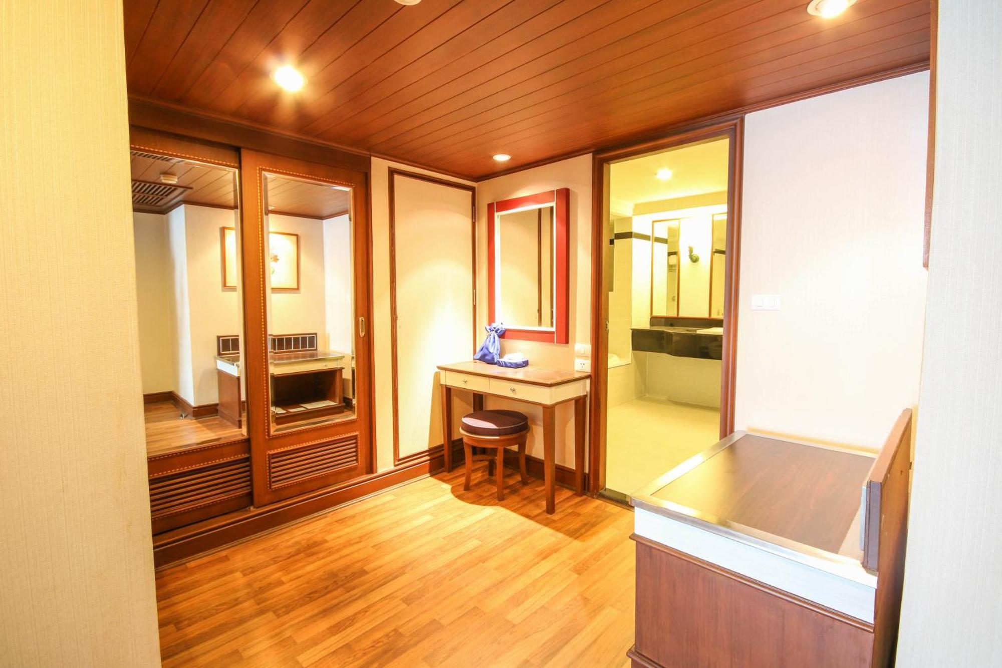 Golden Tulip Sovereign Hotel Бангкок Экстерьер фото