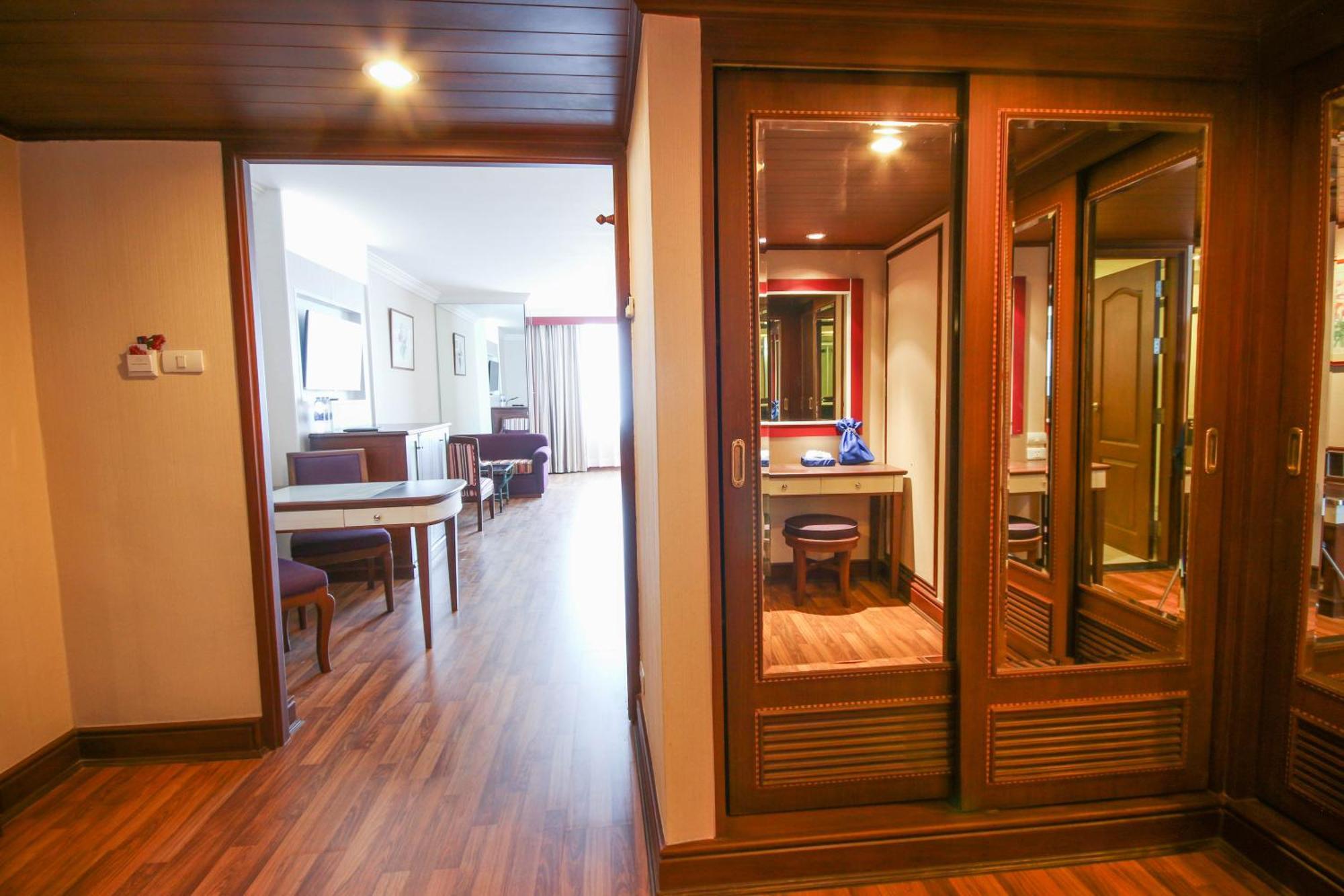 Golden Tulip Sovereign Hotel Бангкок Экстерьер фото